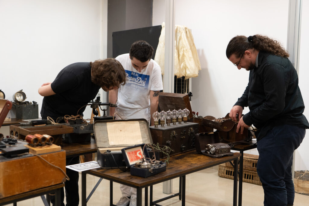 Préparation d'une exposition de matériel historique