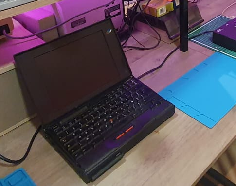 ThinkPad ancien relié à un écran externe